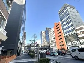 地上に出たら靖国通り沿いを左に進む