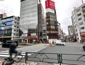 西口から出て、近くの横断歩道で反対側に渡る