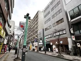 細い道に入り、次の信号まで直進する