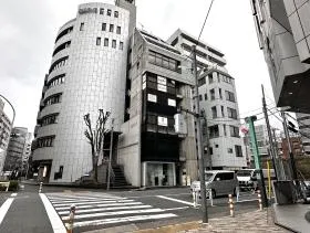 横断歩道で反対側に渡り、線路沿いを左に進めば当ビル着