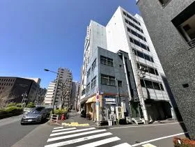 地上に出たら銀座方面に少し直進する