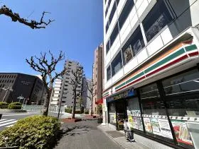 セブンイレブンを通過し、右に曲がる