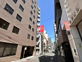 直進していけば当ビル着