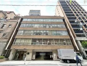 綿業会館新館の外観