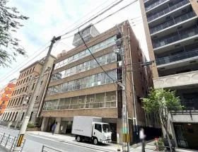 綿業会館新館の外観