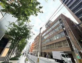 綿業会館新館の外観
