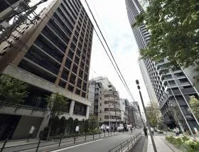 綿業会館新館の外観