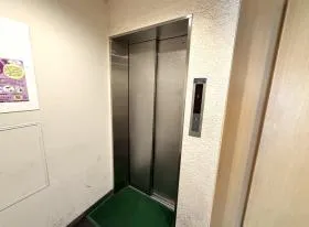 東心斎橋ビル西館の外観