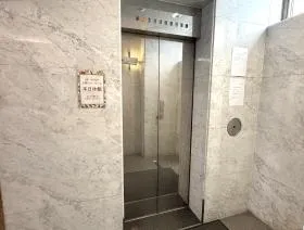 なにわ筋中央の外観
