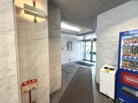 なにわ筋中央の外観