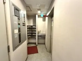 なにわ筋中央の外観