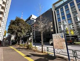 地上に出て日比谷通り沿いを直進すれば当ビル着