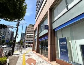 出入口近くにあるみずほ銀行を通過する
