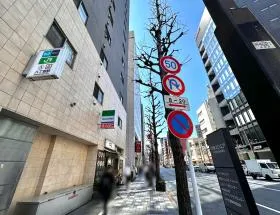 鍛冶橋通り沿いを直進する（東京駅方面）