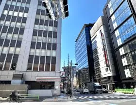 セブンイレブンの前にある横断歩道で右に渡れば当ビル着