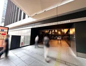 世界貿易センタービルディング南館へ入る