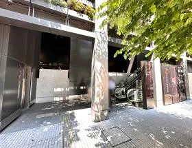 世界貿易センタービルディング南館からエスカレーターで下に降り地上に出る