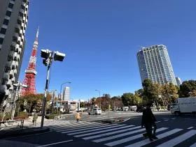 東京タワーと反対方向に進む（赤羽橋という橋を超える）