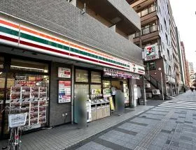 桜田通り沿いを直進し、セブンイレブンを超えて次の左側への道に入れば当ビル着
