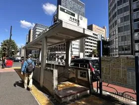 内幸町駅のA3出入口から地上に出る