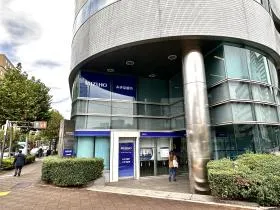 出入口近くのみずほ銀行を通過する（左側は新大橋通り）