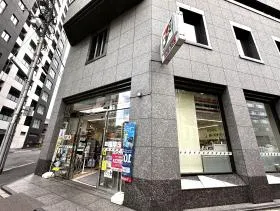 セブンイレブンを通過すれば着く（当ビルは新大橋通り沿い）