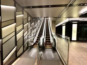 東京日本橋タワーアネックスビルに入ったら直進、エスカレーターで一番上まで上がる