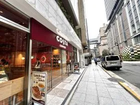 コスタコーヒーを目指せば到着（当ビル1階がコスタコーヒー）