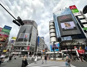 渋谷スクランブル交差点を渡り直進する（西武、タワーレコードがある方面）