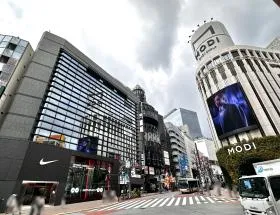 Nike Shibuya、渋谷モディ前の横断歩道を渡る