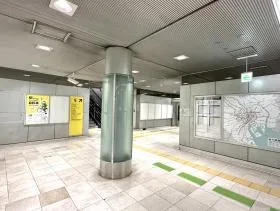 出入口5を目指す