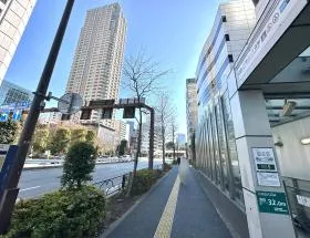 出入口の横にある通りを直進する