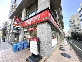ポプラが現れたら手前で右に曲がり、直進していけば当ビル着