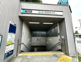 出入口1から地上に出たら歩道橋がある方面に進む