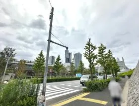 横断歩道を渡り右へ進む