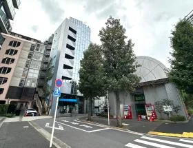 公衆トイレの手前で左に曲がり、少し進めば当ビル着（写真奥に進んだらもう1度左に曲がる）