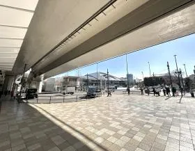 改札を出たら駅前の横断歩道に向かう