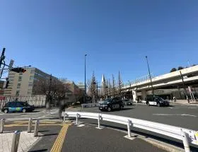 出入口前にある横断歩道を渡り左に進めば当ビル着