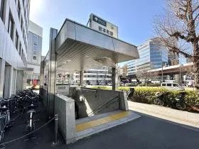 A4出入口から地上に出たら靖国通りへ向かう