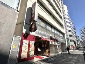 靖国通り沿いを直進、カフェベローチェを通過する