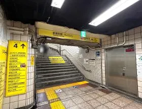 出入口4を目指す