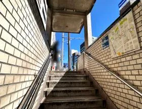 階段から上がる
