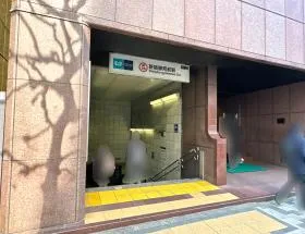 出入口2から地上に出たら左に進む（新宿通り沿い）