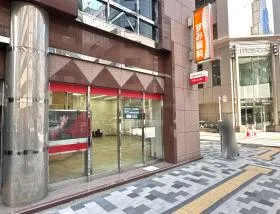 三菱UFJ銀行を通過する