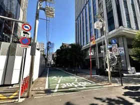 出入口近くにある細い道に入る
