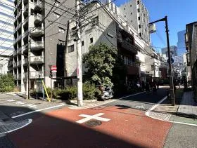 細い道に入り直進していけば当ビル着