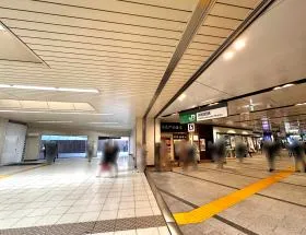 南口から出て世界貿易センタービルディング 南館に入る（駅直結）