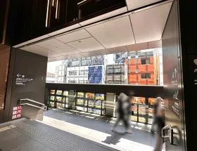 階段、エスカレーター、エレベーターで下に降りる