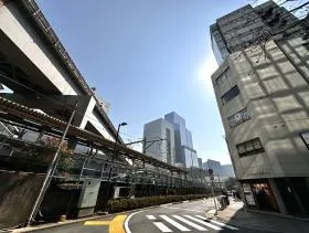 出入口の前にある線路沿いを突き当たるまで直進すれば当ビル着