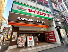 エクセルシオールカフェやサイゼリヤが入ったビルを通過し、少し直進すれば当ビル着